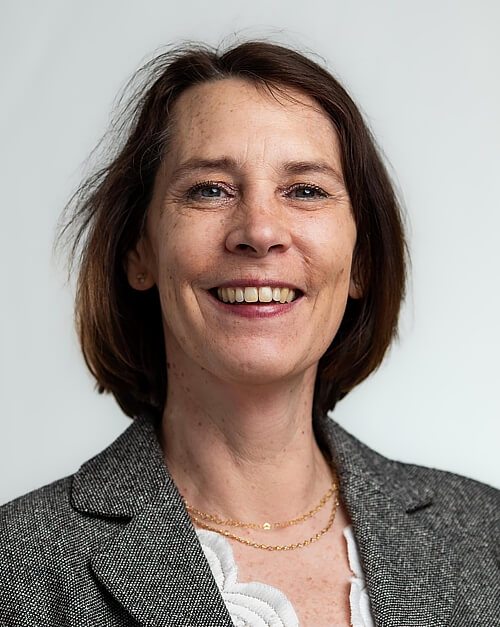 Dr. Andrea Albert, Vizepräsidentin des Verbands Freier Berufe in Bayern, stellt der FVDZ Bayern ei-ne junge und dennoch profilierte Vertreterin der Freien Berufe